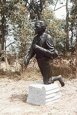 Matthew Flinders bronze sculpture 3/4 view